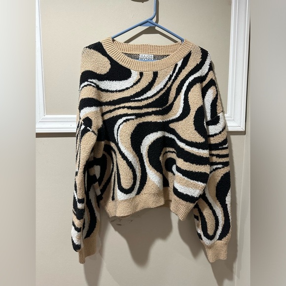 Super cute Women’s Sweater - Picture 2 of 4